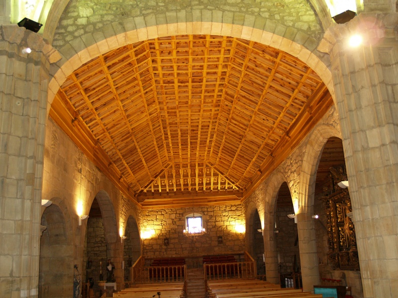 Archivo:Interio iglesia de S. Martin-rico artesonado y tribuna escalonada.JPG
