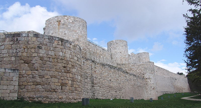 Archivo:Castillo de burgos exteriores.jpg