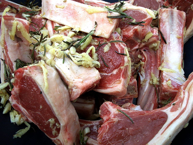 Archivo:Raw lamb cutlets with shredded ginger and rosemary.jpg