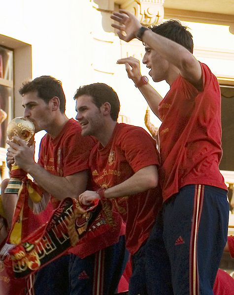 Archivo:Casillas besando la Copa del Mundo de fútbol.jpg