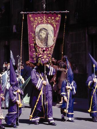 Archivo:Cofradia de semana santa en burgos 3.jpg