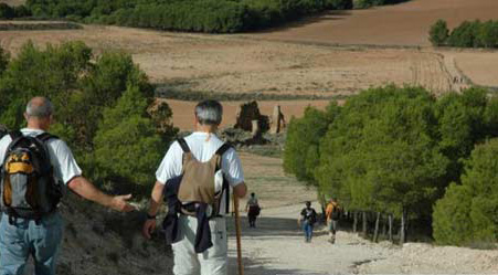 Archivo:Senderistas-ruta-del-destierro.jpg