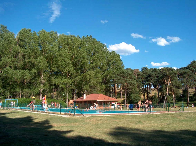 Archivo:Piscinas de Vilviestre.jpg