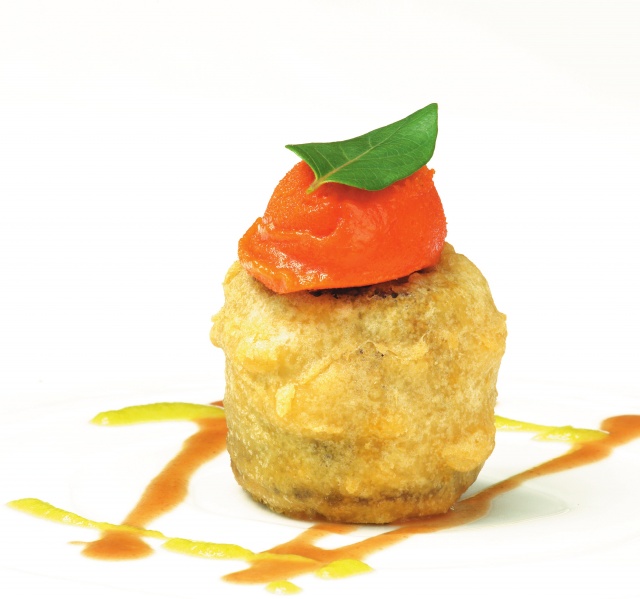Archivo:Morcilla de Burgos en tempura con puré de alubias de Ibeas y helado de pimiento rojo.jpg